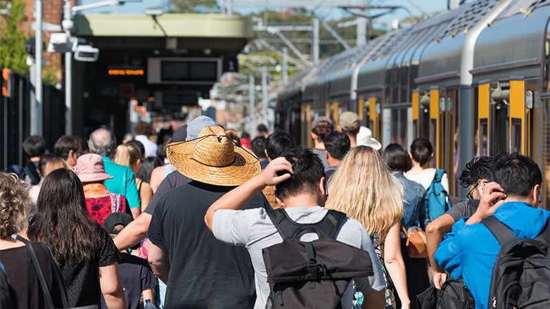 Actualité des médias : le tourisme de masse présenté comme un fléau, l’immigration de masse passée sous silence